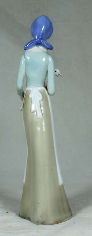 LLARDO STYLE FIGURINE(LADY HOLDING A GEESE)-BID NOW!