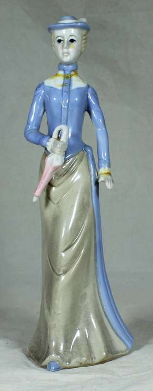 Llardo style figurine - lady holding an umbrella