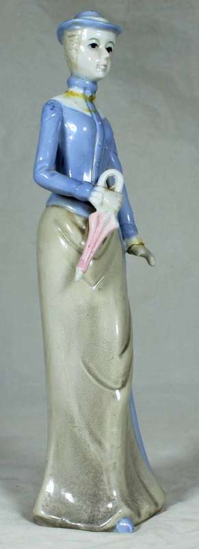 Llardo style figurine - lady holding an umbrella