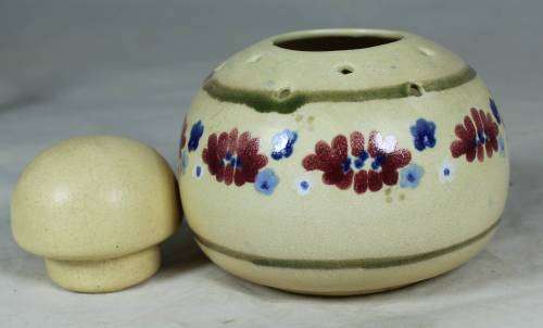 Ceramic pot pourri holder
