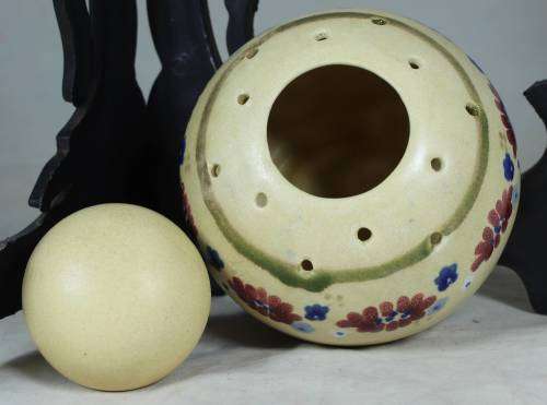 Ceramic pot pourri holder