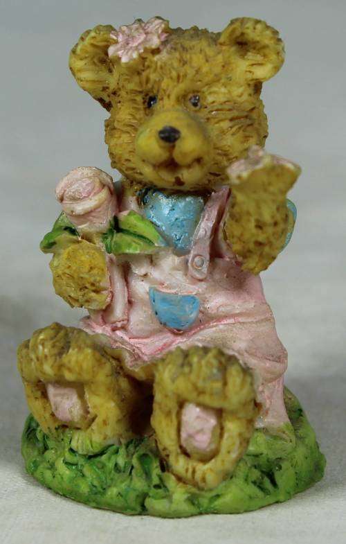 Miniature bear with flowers