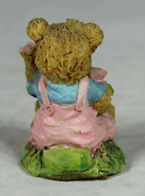 Miniature bear with flowers