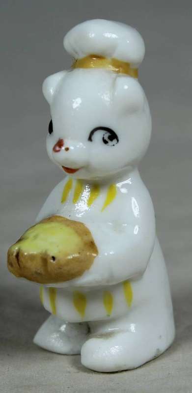 Miniature chef kitty with bread