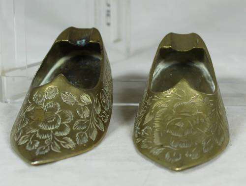 Miniature brass pair of shoe ashtrays