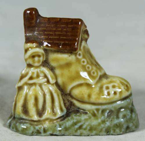 WADE WHIMSIE MADE IN ENGLAND(LADY AND THE SHOE)-BID NOW!!