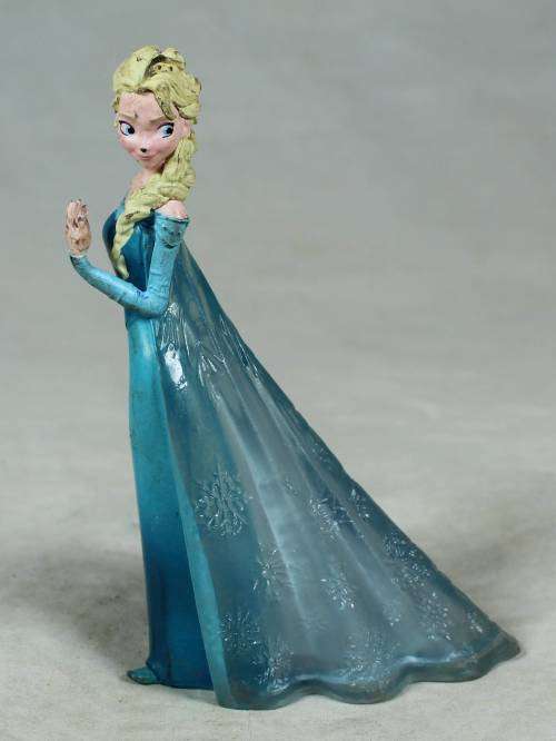 FROM THE MOVIE FROZEN(ELSA IN A BALLGOWN FIGURINE)-BID NOW!!