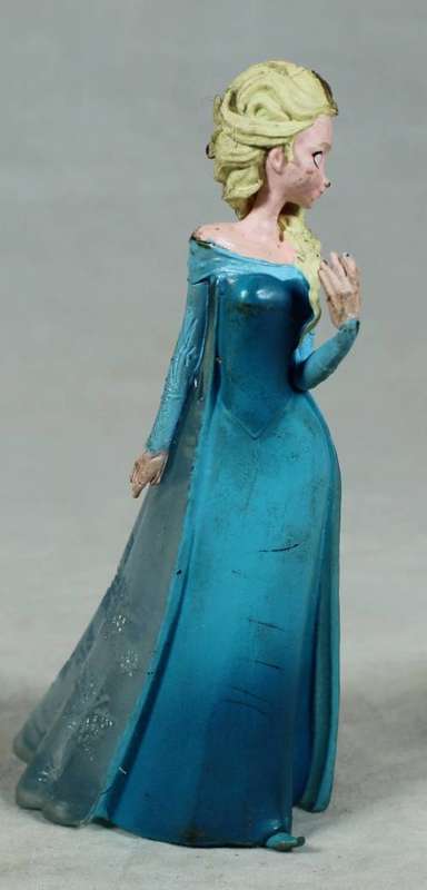 FROM THE MOVIE FROZEN(ELSA IN A BALLGOWN FIGURINE)-BID NOW!!