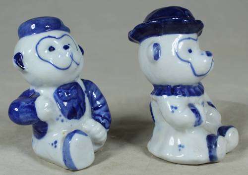BLUE AND WHITE BEAR SALT AND PEPPER SET-BID NOW!!