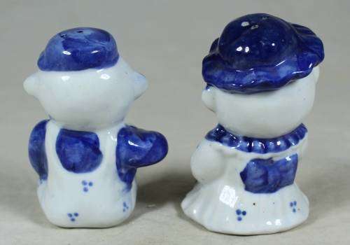 BLUE AND WHITE BEAR SALT AND PEPPER SET-BID NOW!!