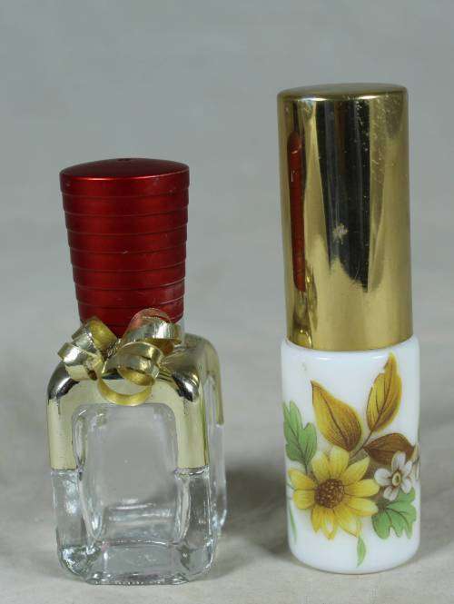 PAIR OF EMPTY PERFUME BOTTLES(BEAUTIFUL) BID NOW!!