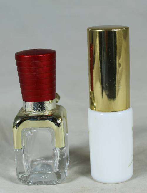 PAIR OF EMPTY PERFUME BOTTLES(BEAUTIFUL) BID NOW!!