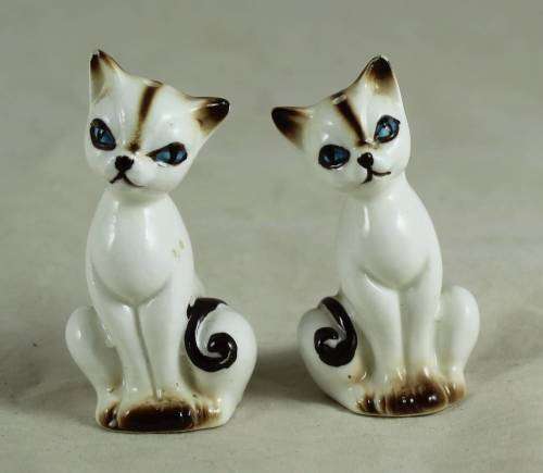 Porcelain cat salt & pepper set