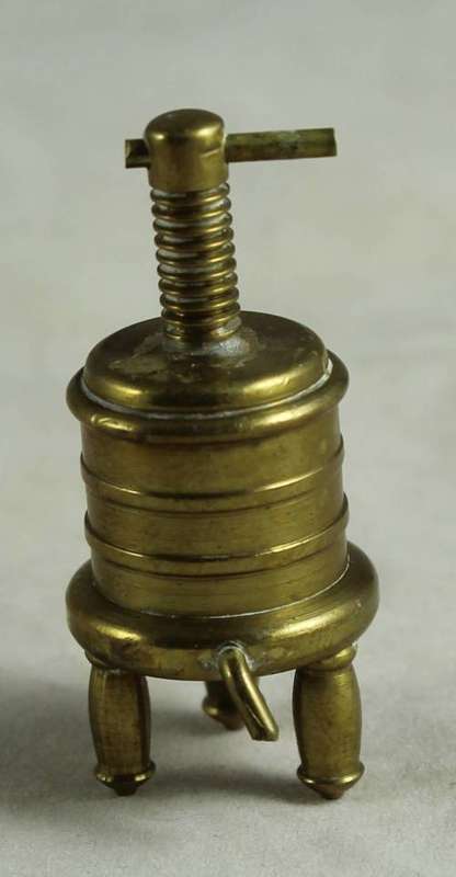 MINIATURE BRASS CLOTHES WATER PRESS-BID NOW!!