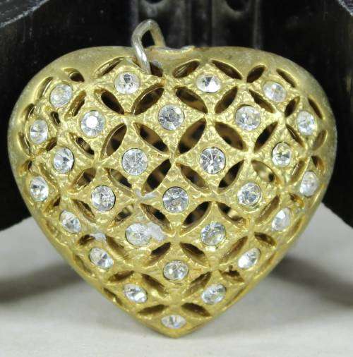 HEART SHAPED PENDANT(BEAUTIFUL) BID NOW!!