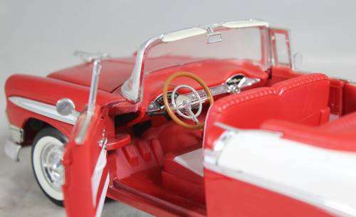 Road Signature - 1956 Chevrolet Bel Air Convertible - 1:18 Scale Model