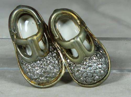 Honey bedazzled shoe pin