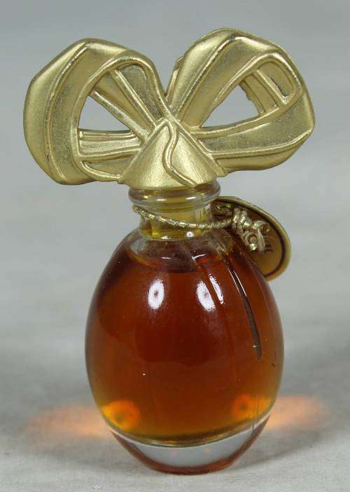 Full bottle of Elizabeth Taylor white diamond perfume
