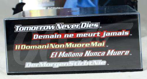 JAMES BOND 007 WITH MAGAZINE UNIVERSAL HOBBIES- Range Rover 4.6 HSE (Tomorrow Never Dies #34)