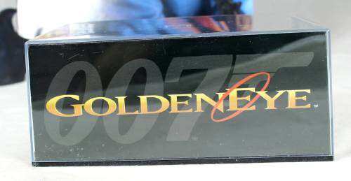 JAMES BOND 007 WITH MAGAZINE UNIVERSAL HOBBIES- ZAZ-965 A (GoldenEye #36)
