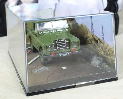 JAMES BOND 007 WITH MAGAZINE UNIVERSAL HOBBIES- Land Rover Series III (The Living Daylights #45)