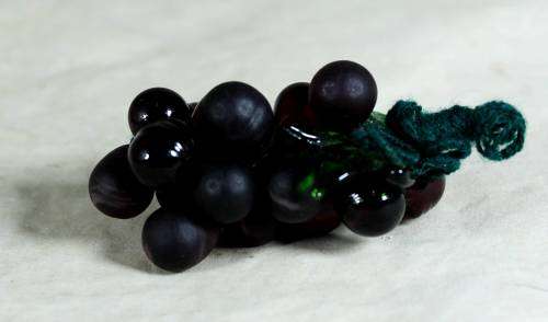 SMALL GLASS BUNCH OF GRAPES - BLACK - BID NOW!!!