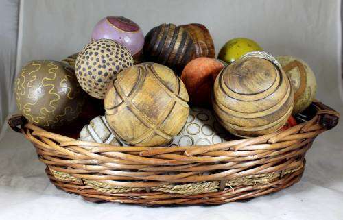 Weaved basket with wood and seed balls