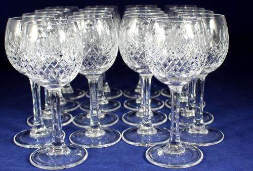 Set of eighteen crystal cherry classes