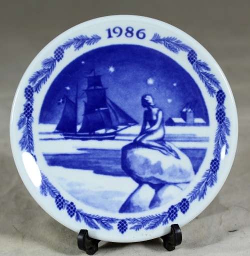 Royal Copenhagen Fajance - 1986 Home for Christmas  Bid Now!!