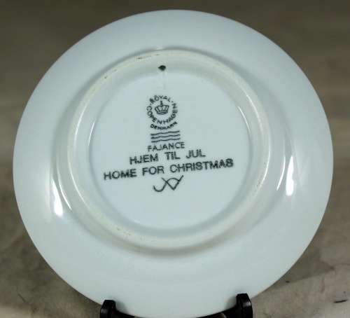 Royal Copenhagen Fajance - 1986 Home for Christmas  Bid Now!!
