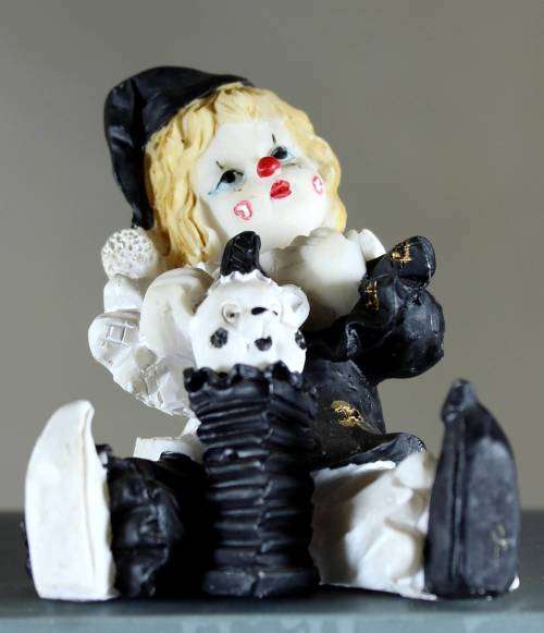 Small clown figurine Pierrot with piggy
