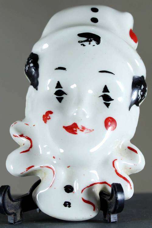 Small Clown Figurine - PIN - BID NOW