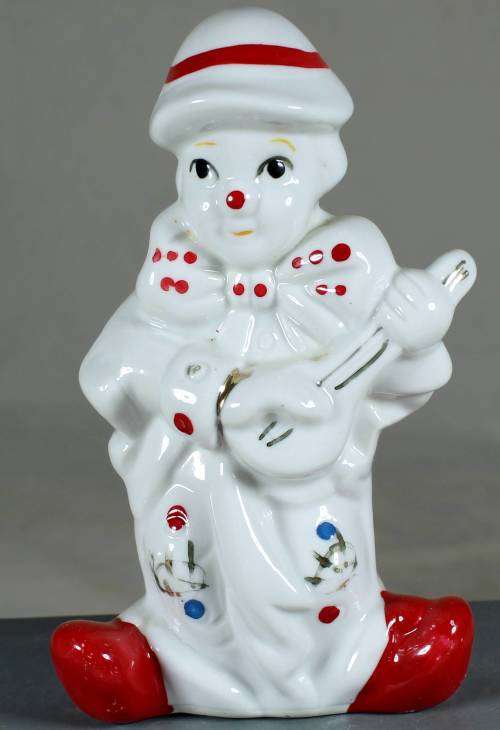 Clown figurine with guitar