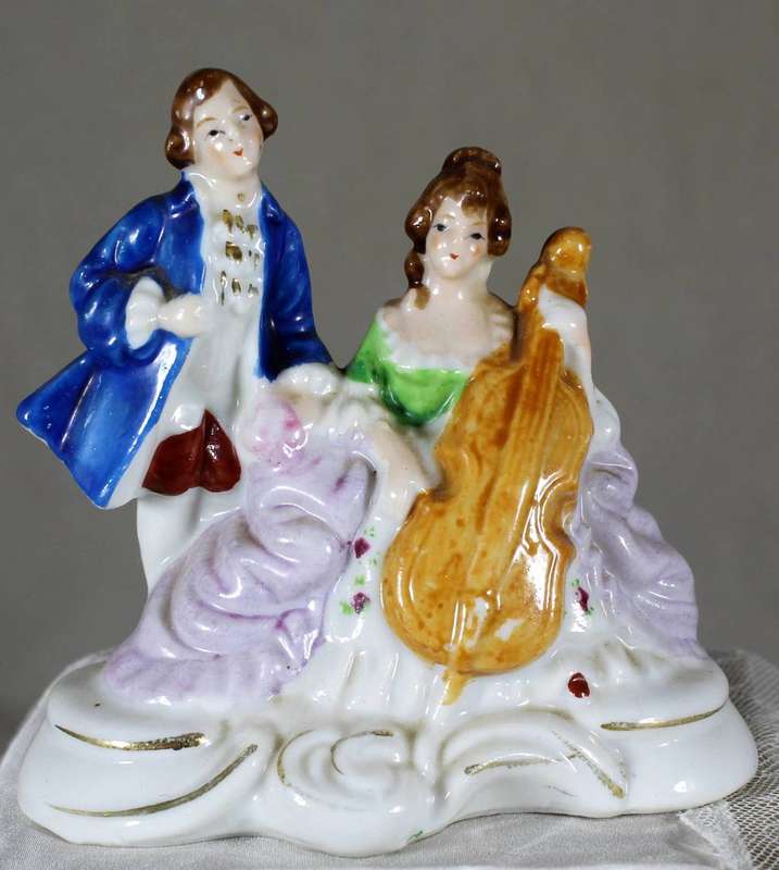 Victorian couple small figurine