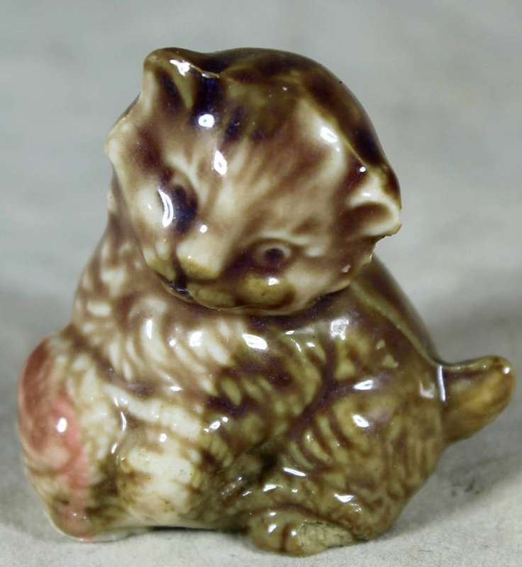 Wade figurine - Kitten with ball