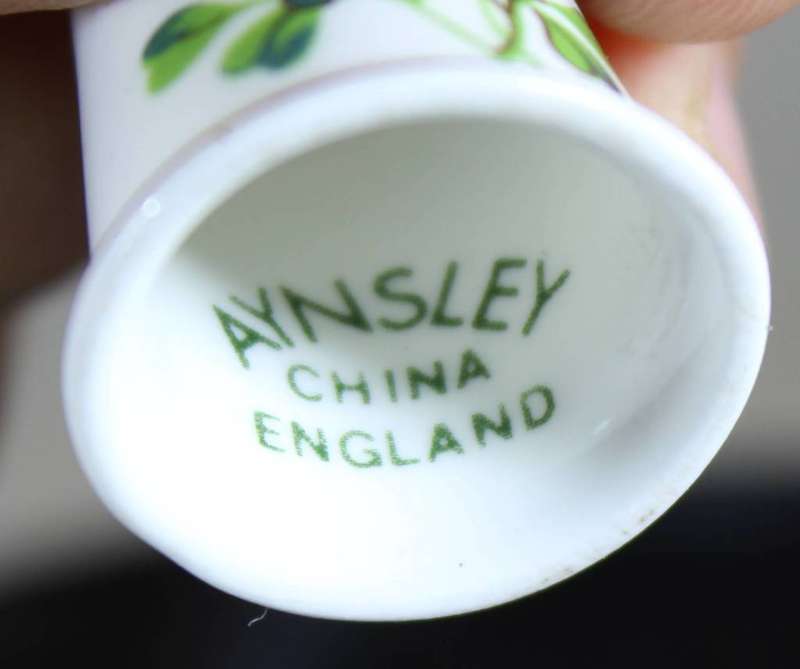 Collectible thimble - Aynsley Shamrocks