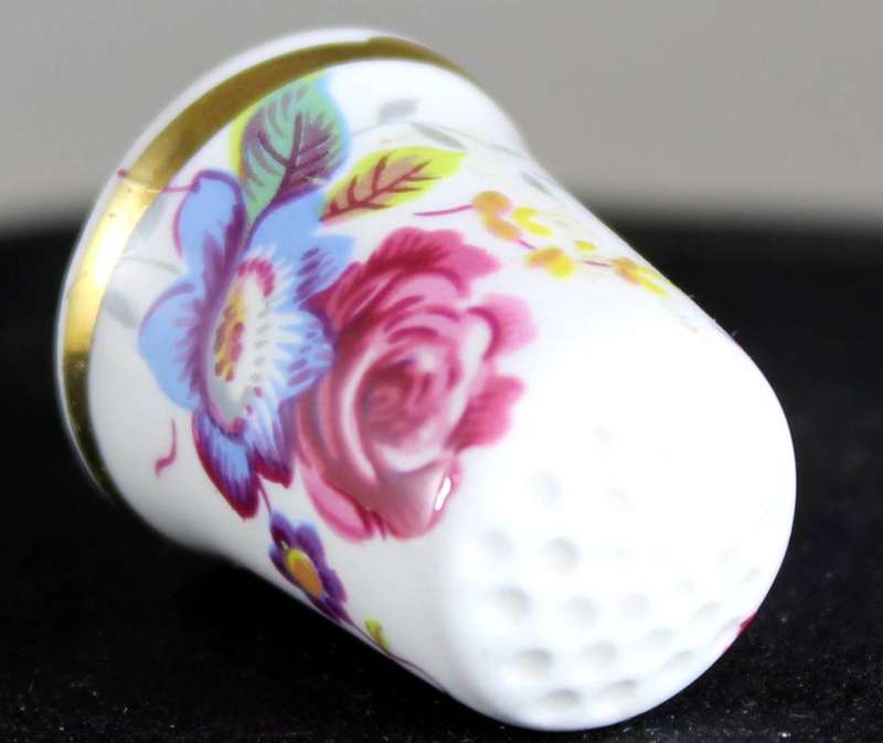 Collectible Thimble - Masons - Flowers - Act Fast!! Bid Now!!!