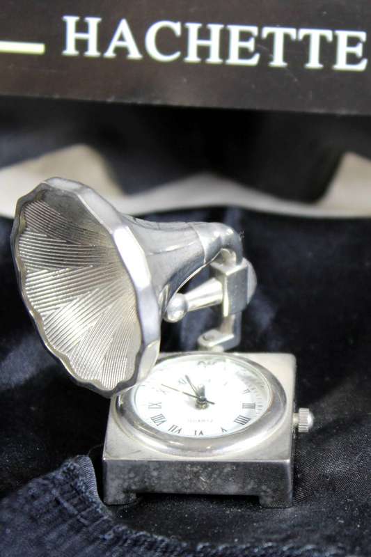 Hachette clock with booklet - classic gramophone