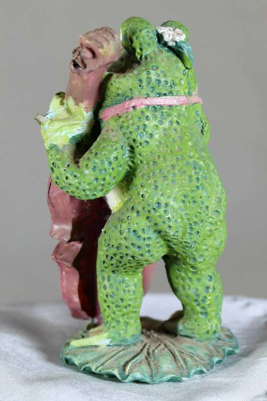 Frog playing a cello