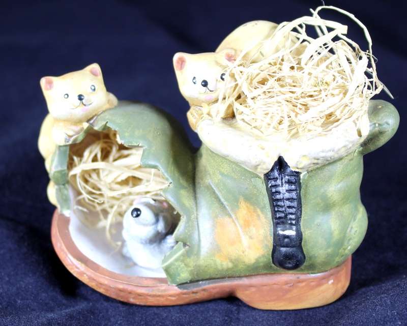 Shoe ornament with 2 cats and mouse