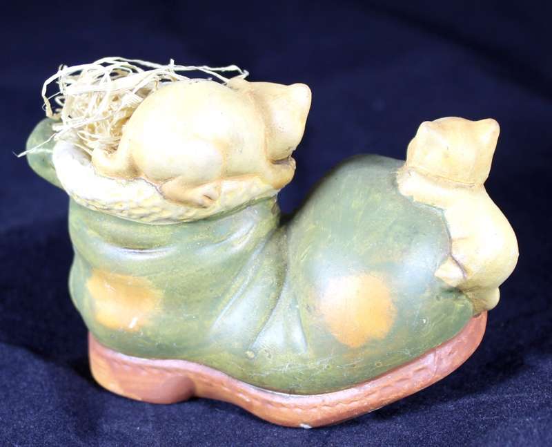 Shoe ornament with 2 cats and mouse