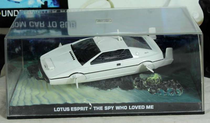 JAMES BOND 007  UNIVERSAL HOBBIES- Lotus Esprit ( The Spy Who Loved Me #3 )