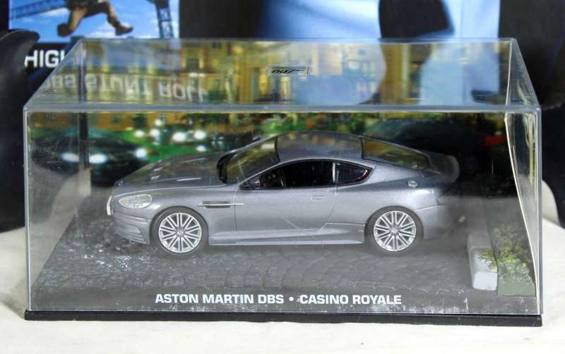 JAMES BOND 007  UNIVERSAL HOBBIES- Aston Martin DBS V12 ( Casino Royale #20 )