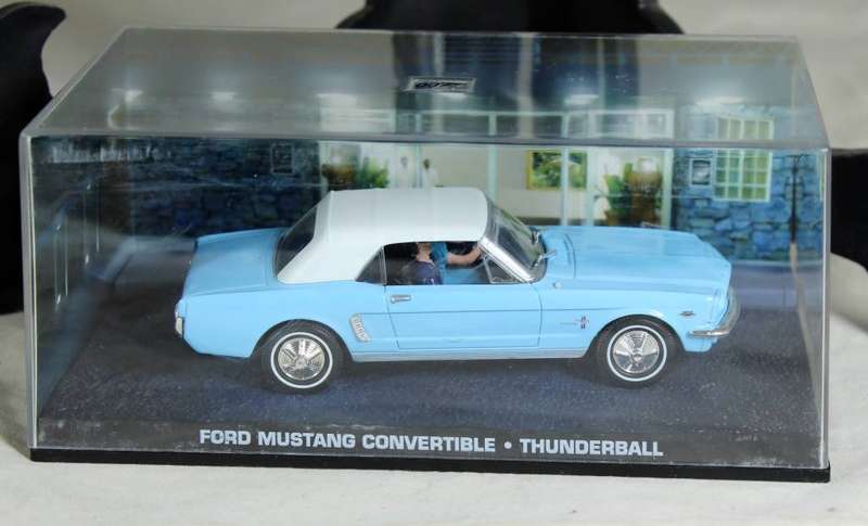 JAMES BOND 007  UNIVERSAL HOBBIES- Ford Mustang Convertible ( Thunderball #30 )