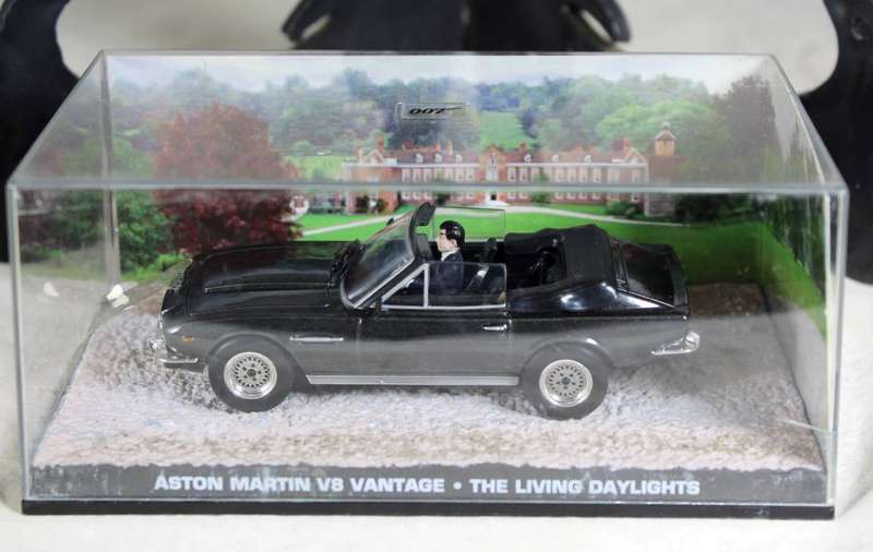 JAMES BOND 007  UNIVERSAL HOBBIES- Aston Martin V8 Volante ( The Living Daylights #69 )