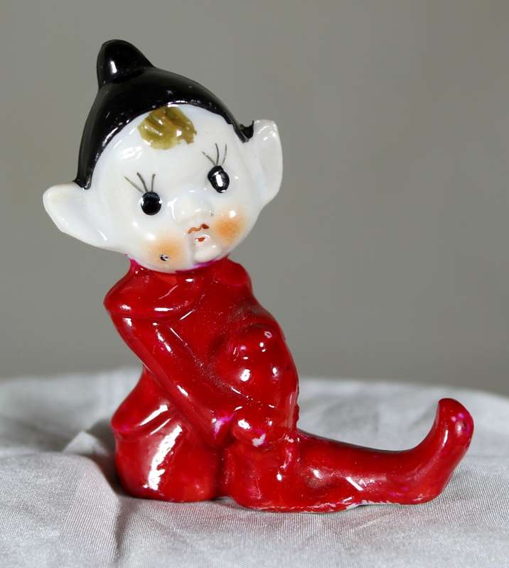 Elf holding knee