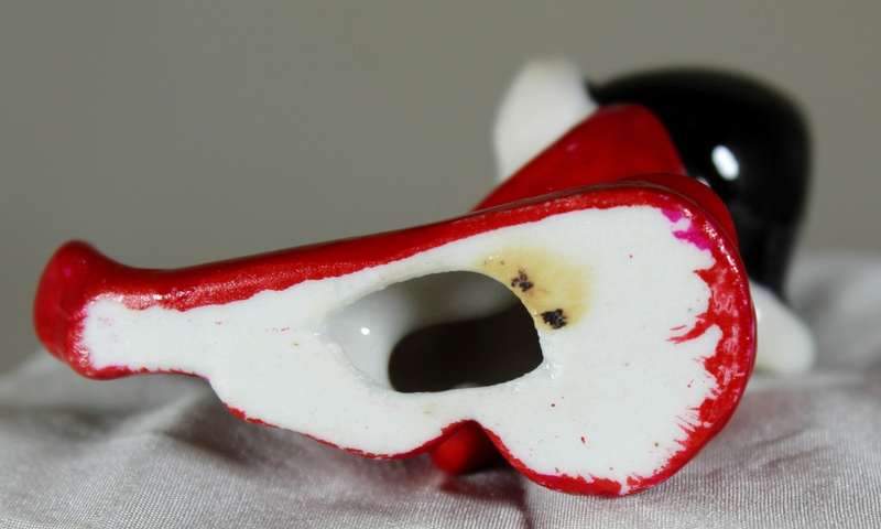 Elf holding knee