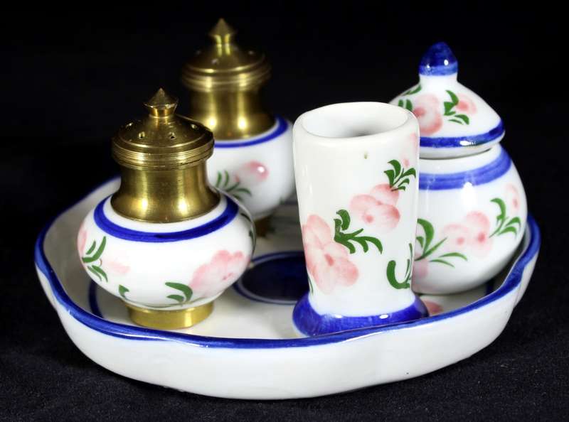 Condiment set four piece on tray