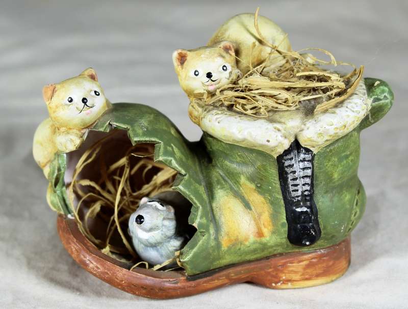 Shoe with two cats and mouse ornament
