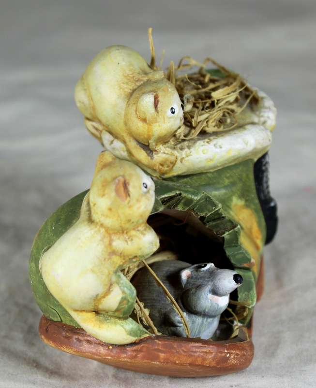 Shoe with two cats and mouse ornament